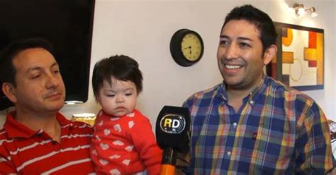 Argentine un couple gay adopte un bébé séropositif rejeté par dix familles Marie Claire