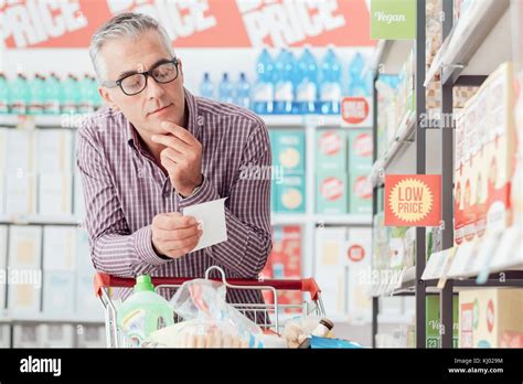 Hombre Haciendo Compras En El Supermercado L Est Empujando Una