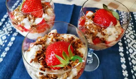 Low-Calorie Dessert in Cups with Strawberries and Banana - Recipe