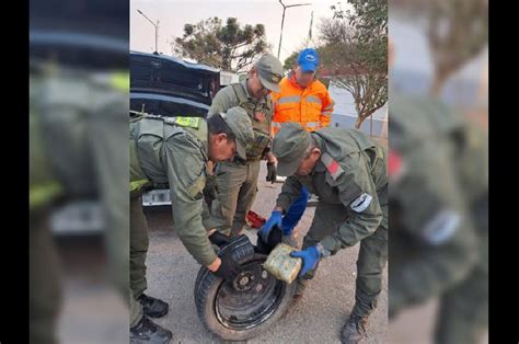 Una pareja con un bebé escondieron drogas en el auto para zafar de la