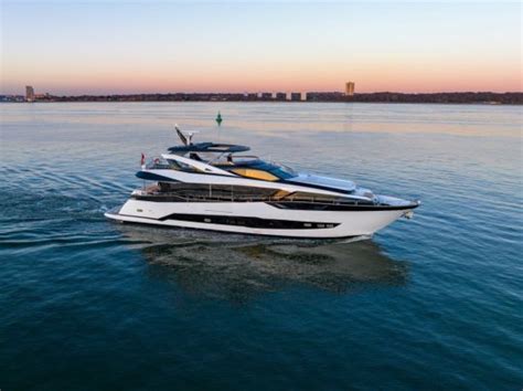 Sunseeker Meros Signature 95 le plus grand yacht de Düsseldorf 2023