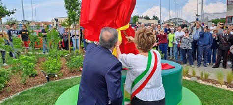 Taglio Del Nastro Per Il Monumento L Atleta A San Vittore Olona