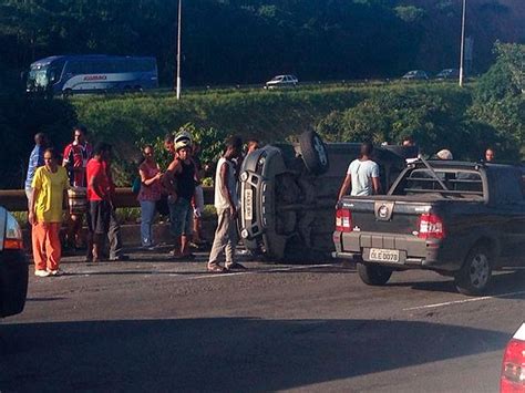 G1 Carro tomba na Avenida Paralela notícias em Trânsito