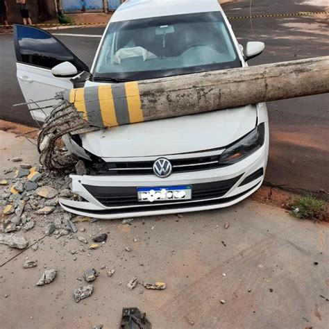 Carro colide e derruba poste de iluminação no bairro Christiano Carvalho