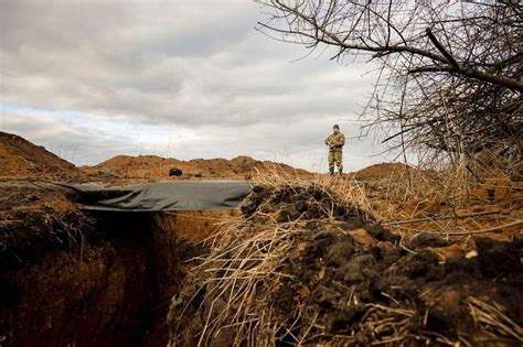 Ukrainian President Zelenskiy visits northeastern front line | The ...