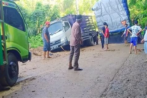 Truk 10 Roda Patah Sumbuh Di Jalur Mangkutana Pendolo Arus Mudik