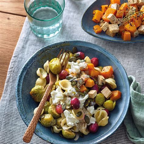 Orecchiette Met Spruitjes Pompoen En Tofu Van De Bakplaat Gezonde