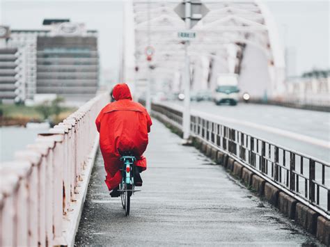 自転車を運転しているときのレインウエアの使い方に国民生活センターが注意喚起｜ニフティニュース