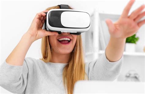 Jovem Mulher Bonita Que Joga O Jogo Em Vidros Da Realidade Virtual