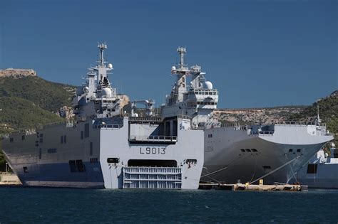 Los Buques De Asalto Anfibio Le Mistral Y Le Tonnerre Atracaron En La