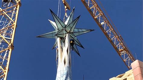 La Sagrada Familia corona la torre de María con una gran estrella