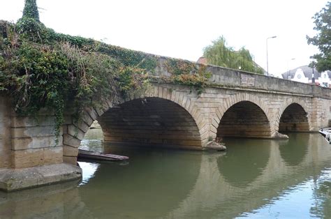 Folly Bridge, Oxfordshire, spans the River Thames in Oxford. It is a ...