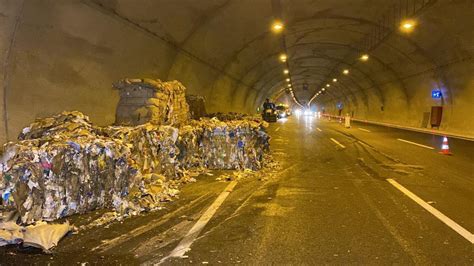 TIR tünelde devrildi tonlarca atık kağıt yola saçıldı Gündem Haberleri