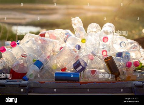 Les Déchets Recyclables De Bouteilles En Verre Et En Plastique Dans La