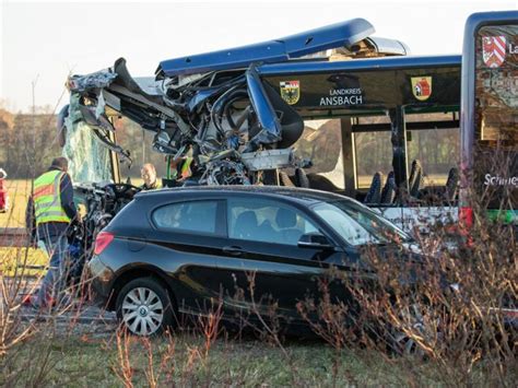 Unf Lle Mindestens Verletzte Bei Schulbus Unfall Bilder Aus