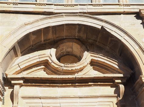 frontón semicircular con óculo de la iglesia renacentista de san jaime