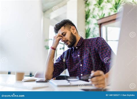 Cansado Hombre Indio Frustrado Con El Trabajo Sentado Frente A Una