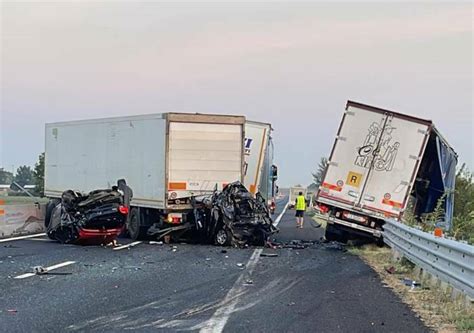 Maxi Tamponamento Sulla A1 Conivolti Sette Camion E Due Auto La Nera