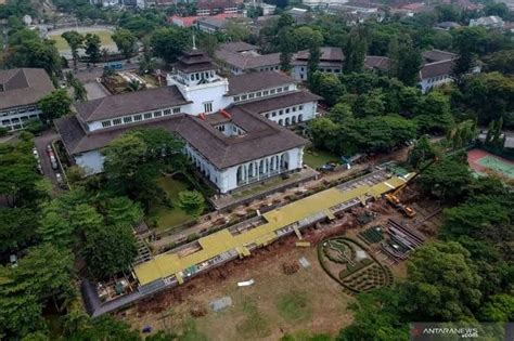 Di Rumah Dinas Ridwan Kamil Dibangun Kolam Renang Rp1 5 Miliar I IDN