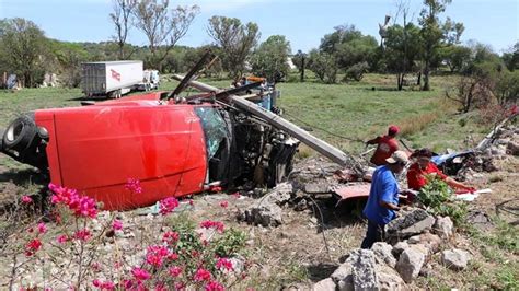 Accidente en Irapuato Chofer de tráiler dormita y se sale de la