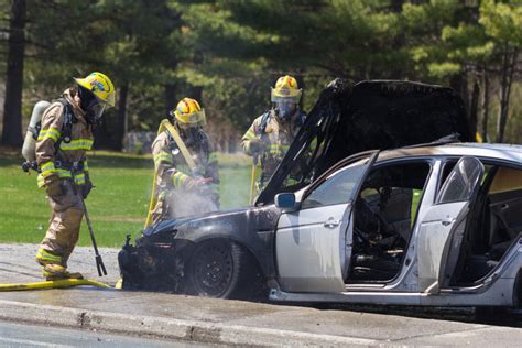 Un V Hicule Prend Feu Sur La Rue Sherbrooke Le Reflet Du Lac