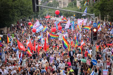 30 000 March In Jerusalem Pride Parade Under Tight Security But Without