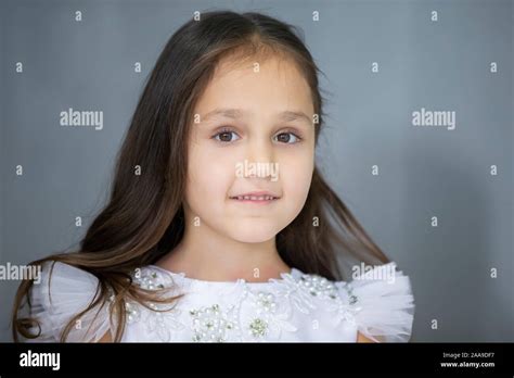 Portrait D Une Magnifique Petite Fille Aux Cheveux Noirs Enfant De