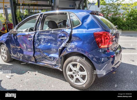 Volkswagen Polo Bleu Après Laccident De La Route Photo Stock Alamy