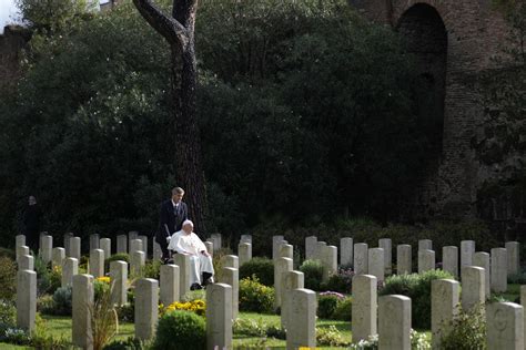 Papa Francesco Celebra La Messa Per I Defunti Al Rome War Cemetery