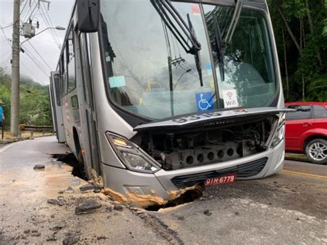 Adutora se rompe e engole parte de ônibus do transporte público de