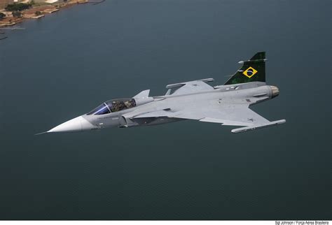 IMAGENS Primeiro caça F 39E Gripen da FAB sobre Brasília DF Poder