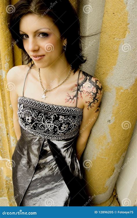 Sexy Vrouw Met Tatoegering In Kleding Stock Afbeelding Image Of Flirt