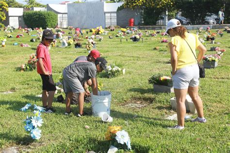 Acuden Cientos De Personas A Visitar A Sus Angelitos A Los Panteones