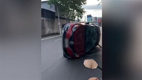 A Gazeta Acidente termina carro capotado em Vila Velha veja vídeo