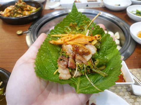 Comida Coreana Enfoque Selectivo De La Mano Sosteniendo Rodajas De