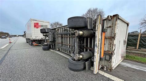 Unfall auf der A7 Lkw Anhänger nördlich der Rader Hochbrücke umgekippt