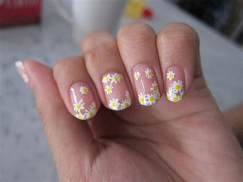 Sweet Little Daisy Nails Plan On Getting These Done For Sure