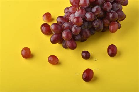 Racimo De Uvas Jugosas Maduras Frescas Foto Premium