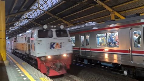 Ramainya Kereta Api Melintas Langsung Jakarta Nonton Kereta Krl