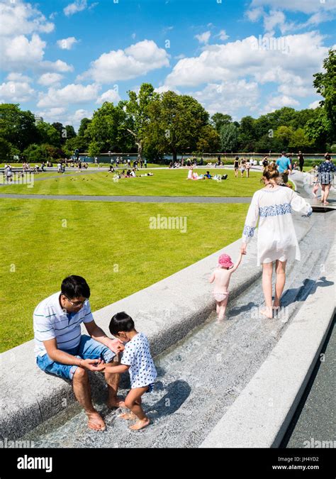 Hyde Park London Fountain Hi Res Stock Photography And Images Alamy