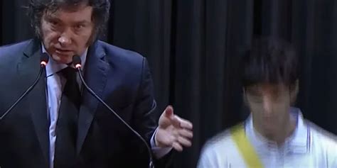 Se desmayó una alumna mientras Javier Milei daba un discurso en un