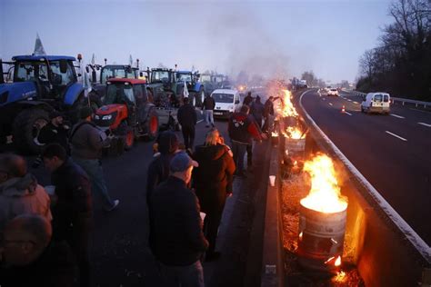 Blokáda a kolóny traktorov mali zmysel Francúzski farmári si vydupali