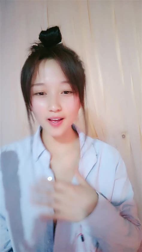 性感蝴蝶女神全程露臉，完美好身材陪狼友深夜發騷，尿尿給狼友看，無毛白虎逼很是性感，蝴蝶撩騷揉奶玩逼 美女主播 免費情色成人視頻