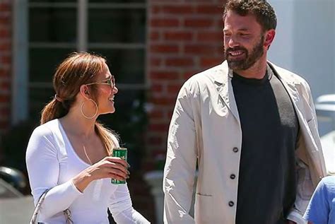 Affleck Defies Jennifer Lopez He Smokes While Christmas Shopping With