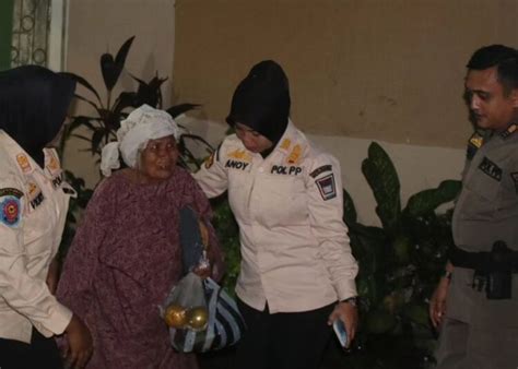 Wanita Lansia Terlantar Satpol Pp Padang Antarkan Ke Keluarga