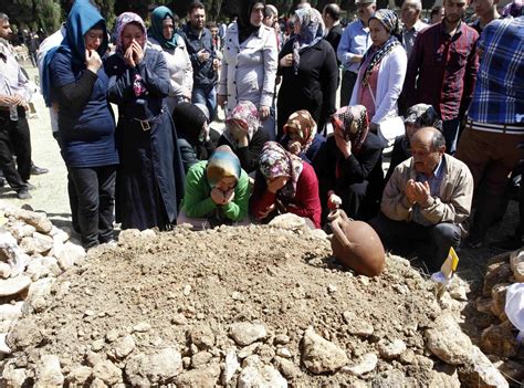 Mass Funerals Mounting Anger As Turkey Mourns Mine Workers Ibtimes India