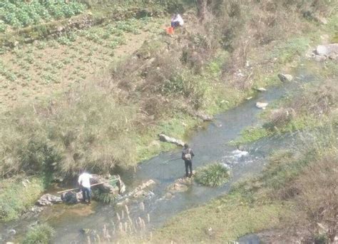 上山找野生蘭花，發現兩男一女在河邊幹壞事，無奈距離太遠 每日頭條