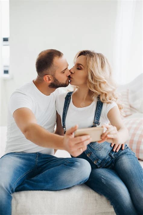 Femme Et Son Mari Dans Des Jeans Prenant Lautoportrait Photo Stock Image Du Famille Beau