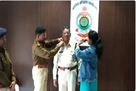 Chhattisgarh Daughter Made Father As Asi By Putting Star In Sp Office 21 Policemen Have Got