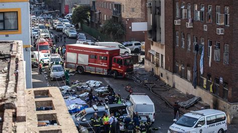 Un Incendio En Un Edificio De Johannesburgo Deja Al Menos Muertos Y